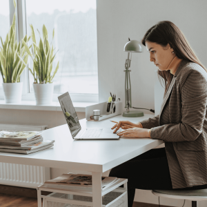 Articles Comment éviter de se voûter au bureau : guide complet pour une bonne posture