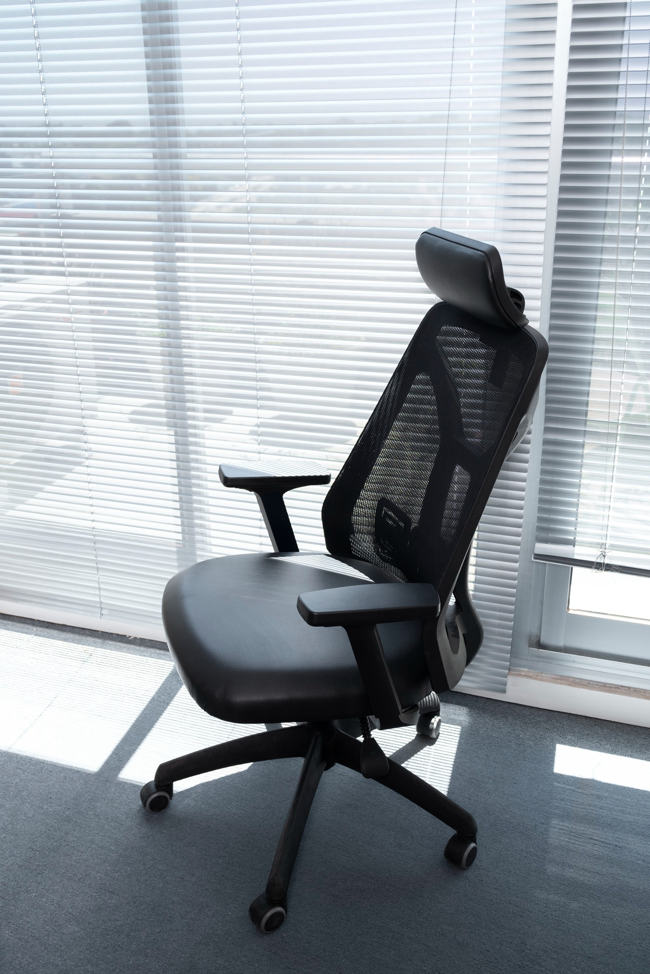 Pourquoi choisir une chaise de bureau en maille pour un espace professionnel moderne
